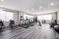 Staybridge Suites Atlanta Airportにあるフィットネスセンターまたはフィットネス設備