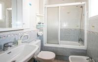 Koupelna v ubytování 2 Bedroom Nice Apartment In Torrevieja