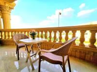 Balkón nebo terasa v ubytování Garden View Royal Villa 284 - 210 meters space,17 min to Airport 1 min to Water Way, New Cairo - El Banafseg