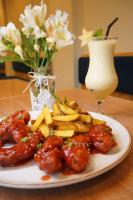 Un plato de albóndigas y patatas fritas en una mesa en Hotel Santa Rosa, en Chiclayo