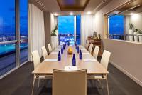 ein Konferenzraum mit einem langen Tisch und Stühlen in der Unterkunft The Grayson Hotel Miami Downtown in Miami
