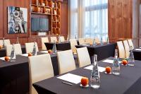 einen Konferenzraum mit Tischen und Stühlen mit Orangen darauf in der Unterkunft The Grayson Hotel Miami Downtown in Miami