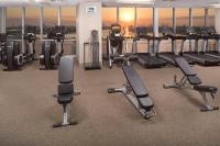 ein Fitnessstudio mit einem Haufen Laufbänder und Heimtrainern in der Unterkunft The Grayson Hotel Miami Downtown in Miami
