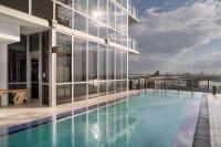 eine Darstellung eines Gebäudes mit einem Swimmingpool in der Unterkunft The Grayson Hotel Miami Downtown in Miami