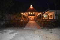 スプヒルにあるEco Aldea kinich Ahauの夜間の灯り付き家