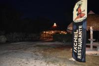 スプヒルにあるEco Aldea kinich Ahauの夜の建物の前の看板