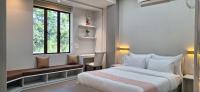 Un dormitorio con una cama y una ventana y una silla. en Hotel Jay Jay, en Āīzawl