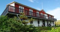 Casa roja y blanca con balcón en Hótel Djúpavík, en Djupavik