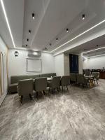 Una sala de reuniones con sillas, una mesa y una pizarra. en The Crown Prince, en Greater Noida