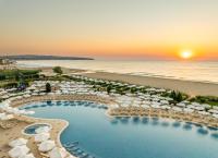 オブゾルにあるAlua Helios Bay - All Inclusiveのプールとビーチのあるリゾートの空からの景色