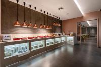 eine Küche mit einer Theke mit rotem Geschirr darauf in der Unterkunft ONESS Executive Hotel Guangzhou Huangpu in Guangzhou