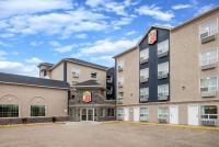 un edificio de apartamentos con aparcamiento en Super 8 by Wyndham Grande Prairie, en Grande Prairie