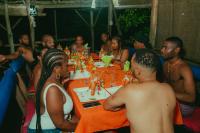 un grupo de personas sentadas alrededor de una mesa en Urraca Monkey Island Eco Resort, en Buena Vista