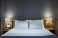 Een bed of bedden in een kamer bij Holiday Inn Express The Hague - Parliament by IHG