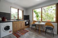 Kuchyň nebo kuchyňský kout v ubytování Cozy Apartment Green Terrace