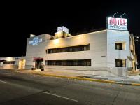 Un gran edificio blanco en una calle por la noche. en Hotel Interforum, en León