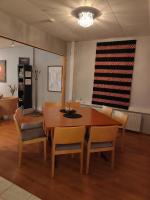 una sala da pranzo con tavolo e sedie in legno di Hotel Karhu a Sodankylä