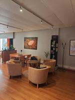 una sala con tavoli e sedie e una sala da pranzo di Hotel Karhu a Sodankylä