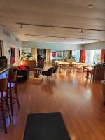 una camera spaziosa con pavimenti in parquet, tavoli e sedie di Hotel Karhu a Sodankylä