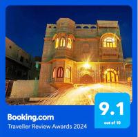 un edificio con luces por la noche en Hotel Pleasant Haveli - Only Adults, en Jaisalmer