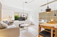 una sala de estar con un sofá y una mesa en Chic Limpertsberg Studio with Free Parking & Wi-Fi, en Luxemburgo