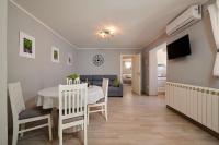 Televízia a/alebo spoločenská miestnosť v ubytovaní Apartment Dora