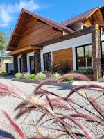 ein Haus mit einem Holzdach in der Unterkunft Pousada Félix in Nova Petrópolis