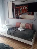 Łóżko lub łóżka w pokoju w obiekcie Sára Apartman Nyíregyháza