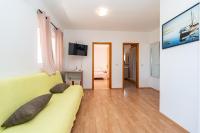 Televízia a/alebo spoločenská miestnosť v ubytovaní Apartments Mlado