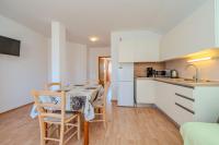 Kuchyňa alebo kuchynka v ubytovaní Apartments Mlado