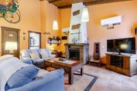 Televízia a/alebo spoločenská miestnosť v ubytovaní Only4you Country House Perfect location to visit Andalucia