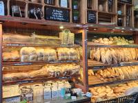 una panadería llena de muchos tipos diferentes de pan en Hotel Sebas 202, en Caracas