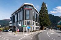 クイーンズタウンにあるRamada by Wyndham Queenstown Centralの看板の付いた白黒の建物
