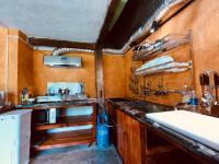 eine Küche mit Spüle und Theke in der Unterkunft hagiang traditional luxury dorm room in Ha Giang