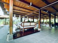 eine Veranda mit einer Bank in der Mitte eines Gebäudes in der Unterkunft hagiang traditional luxury dorm room in Ha Giang