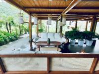 ein Wohnzimmer mit Sofa und Tisch in der Unterkunft hagiang traditional luxury dorm room in Ha Giang