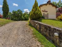 A garden outside Rustic Holiday Home in Città di Castello with Swimming Pool
