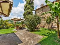 A garden outside Rustic Holiday Home in Città di Castello with Swimming Pool
