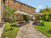 A garden outside Rustic Holiday Home in Città di Castello with Swimming Pool