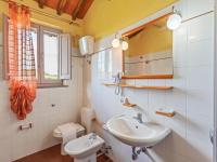 A bathroom at Rustic Holiday Home in Città di Castello with Swimming Pool