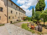 A garden outside Rustic Holiday Home in Città di Castello with Swimming Pool