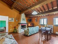 A television and/or entertainment centre at Rustic Holiday Home in Città di Castello with Swimming Pool