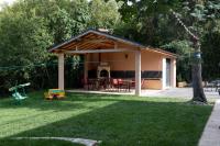 un pabellón con una mesa y sillas en un patio en Queens cottage, en Shumen