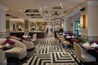 um restaurante com mesas, cadeiras e um bar em Hotel Royal Hoi An Danang em Hoi An