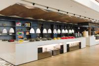 una cocina con una barra con muchos platos en INNSiDE by Meliá Zhengzhou, en Zhengzhou