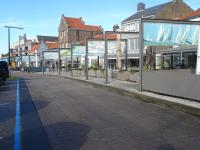 eine leere Straße mit vielen Geschäften und Gebäuden in der Unterkunft Kustverhuur, Breskens Zwin 051 in Breskens