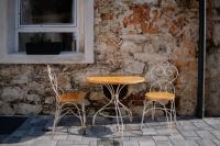 una mesa y dos sillas frente a una pared de ladrillo en Továrna Vír, en Vír