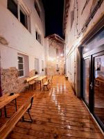 Un pasillo con bancos y mesas en un edificio. en Továrna Vír, en Vír