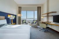 Grand Millennium Al Wahda Hotel and Executive Apartments Abu Dhabiにあるベッド