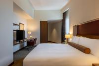 Grand Millennium Al Wahda Hotel and Executive Apartments Abu Dhabiにあるベッド